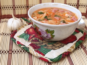 Фото рецепта «Томатный суп с лапшой и ветчиной»