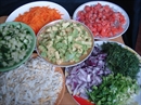 Пошаговое фото рецепта «Слоёный салат с красной рыбой, рисом и овощами»