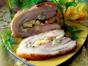 Фото рецепта «Свинина запеченная с яблоками и чесноком»