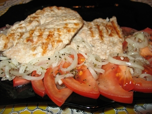 Фото рецепта «Отбивные из куриного филе на гриле с ароматными помидорами»