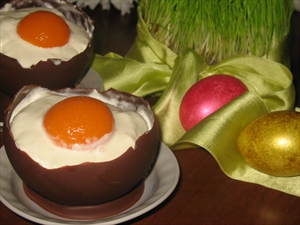 Фото рецепта «Десерт Шоколадное яйцо с мороженым»