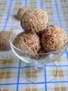 Фото-рецепт «Творожно кокосовые пончики в кунжуте»