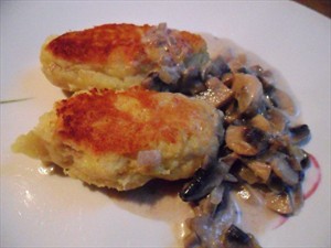 Фото рецепта «Картофельные зразы с грибами и грибным соусом»