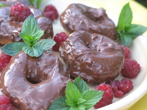 Фото рецепта «Мини-пончики в шоколаде»