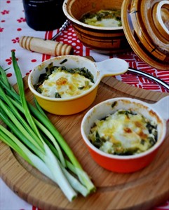 Фото рецепта «Яйца с зеленым луком в горшочках по-болгарски»