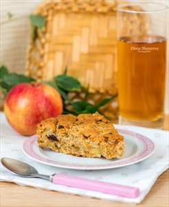 Фото рецепта «Рассыпчатый яблочный пирог с финиками»