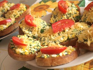 Фото рецепта «Гренки с яйцом, сыром и зеленью»