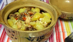 Фото рецепта «Картофель, тушенный в горшочке с курицей и грибами»